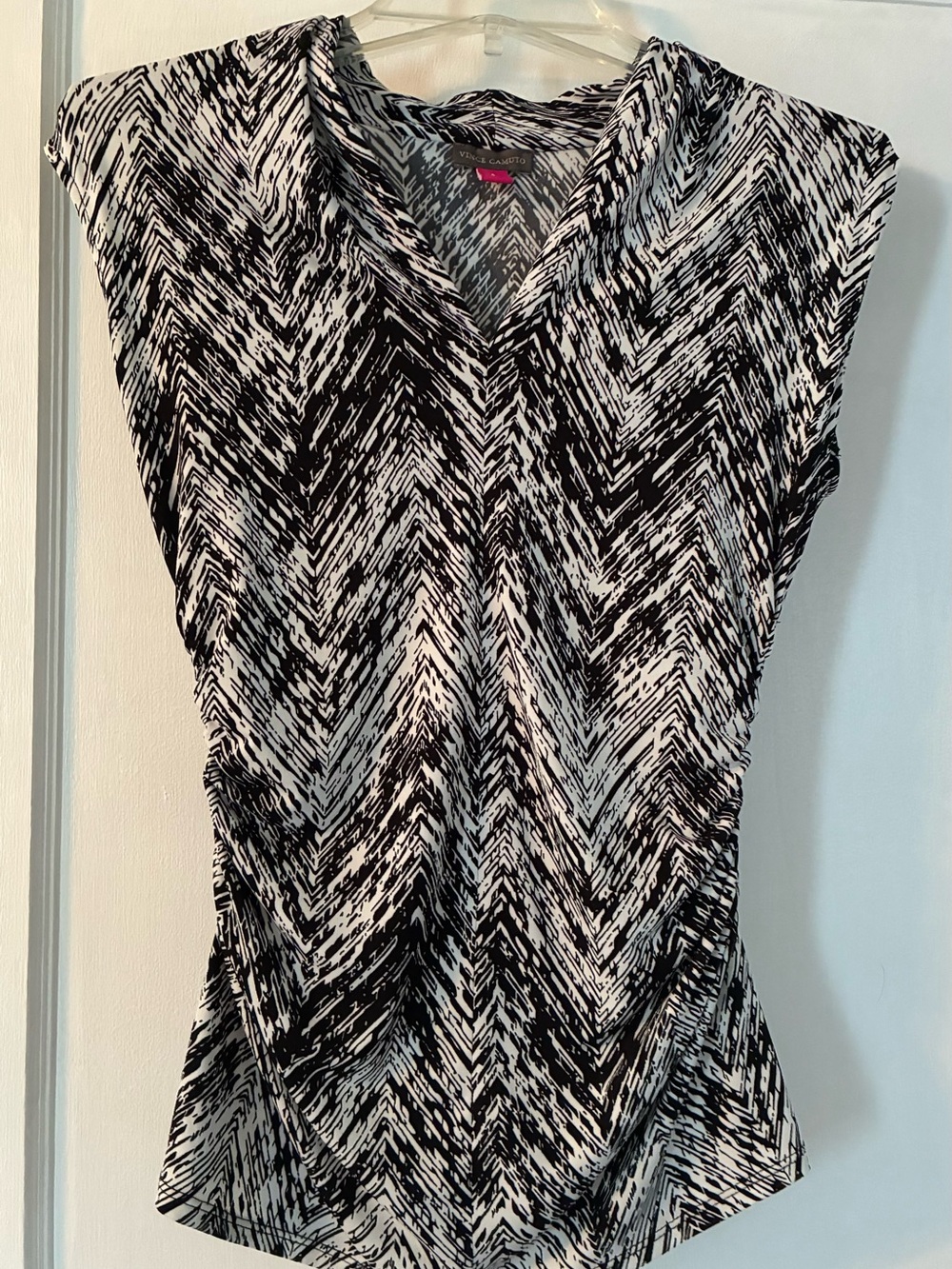 Vince Camuto Black & White Chevron-Print V-Neck Top